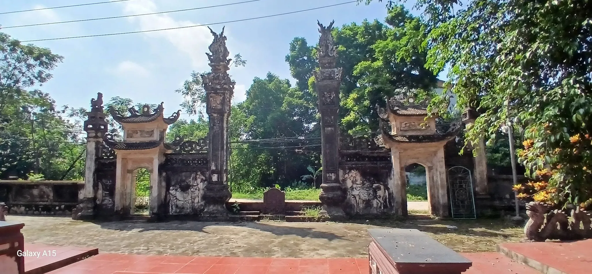 Cổng đình làng Tiên Lữ