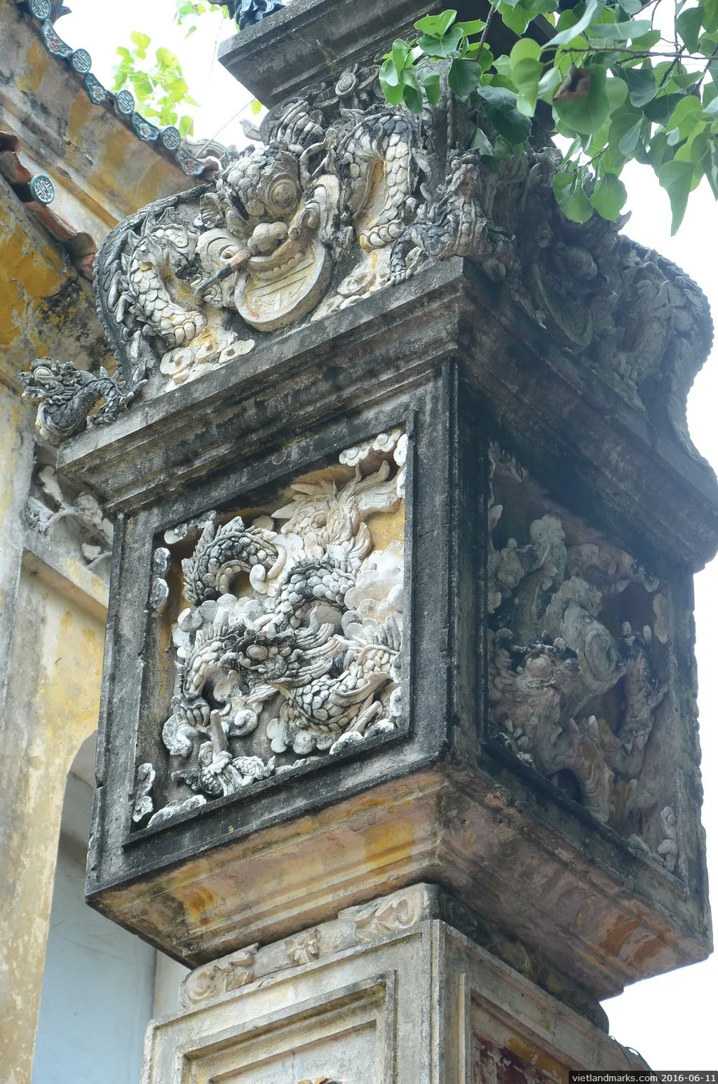 Hổ và phượng phù điêu trên trụ biểu tại Chùa Hưng Ký
