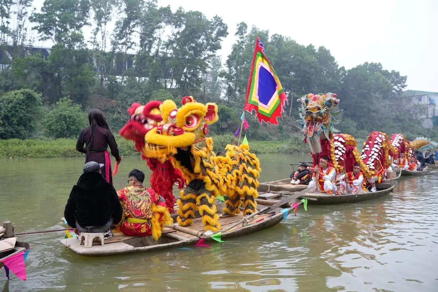 Đoàn thuyền rước tại Hội đình Bùi Xá