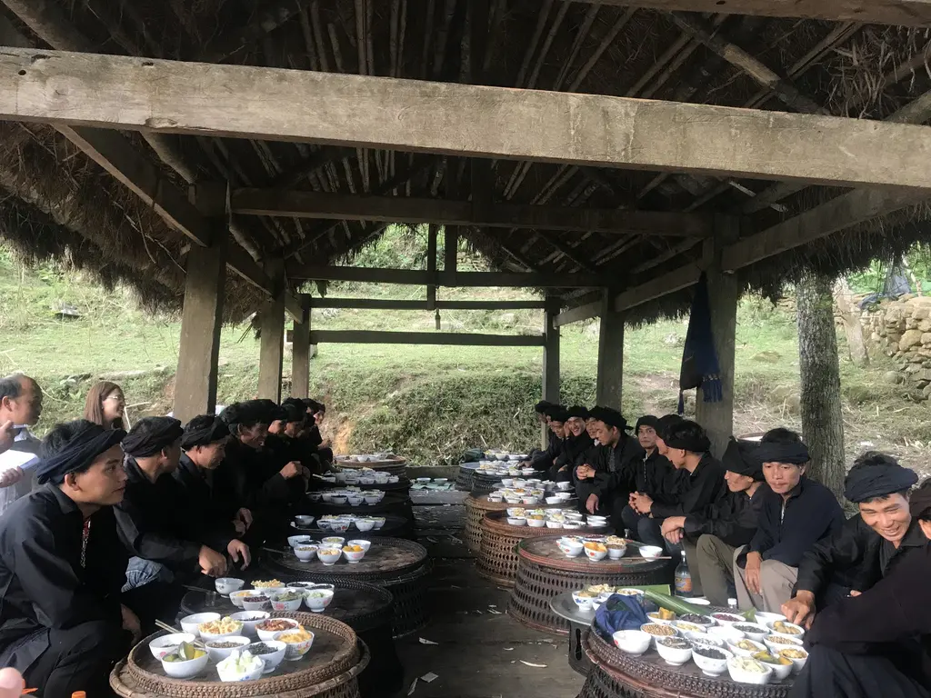 Nghi thức ăn mâm lễ cộng đồng trong Lễ hội Khô già già dân tộc Hà Nhì