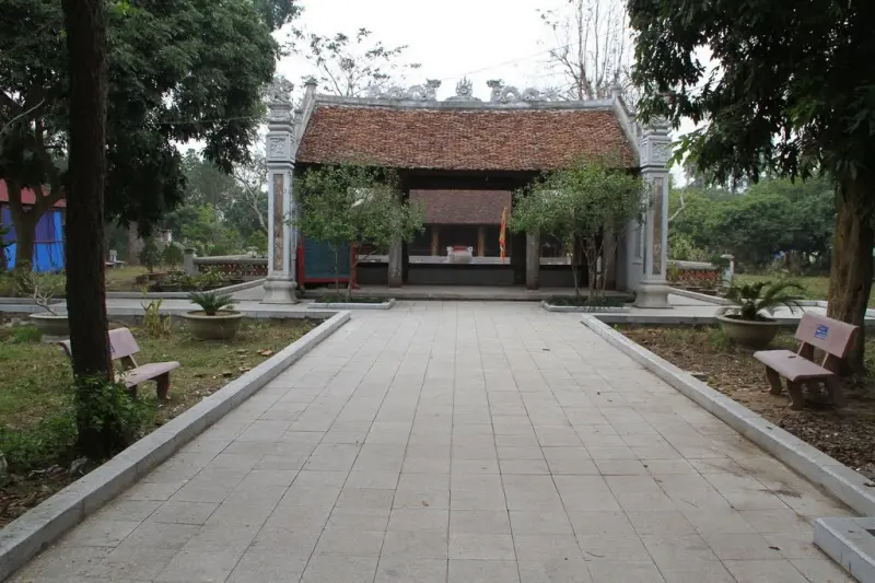 Khuôn viên Đền thờ Lê Hoàn