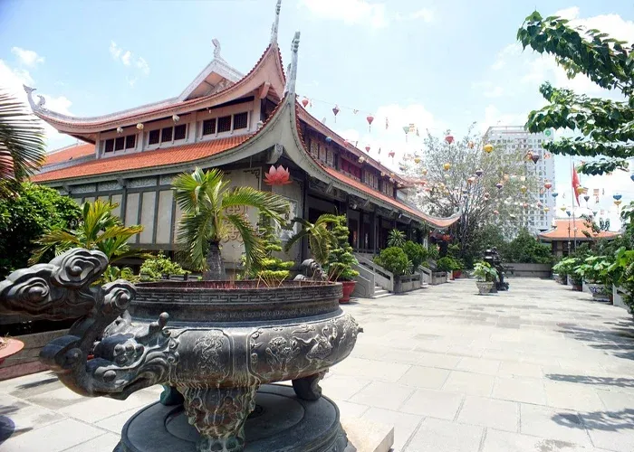 Khuôn viên Chùa Vĩnh Nghiêm