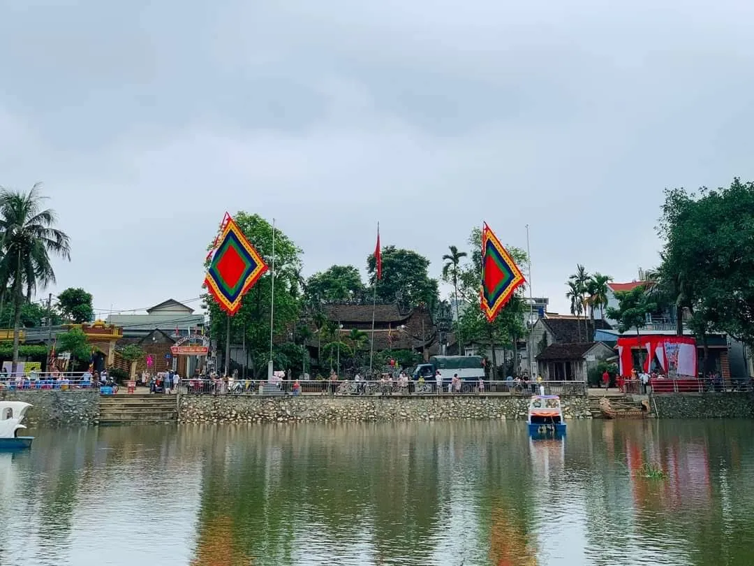 Cảnh quan bên ngoài di tích Đình Trúc Động nhìn từ xa