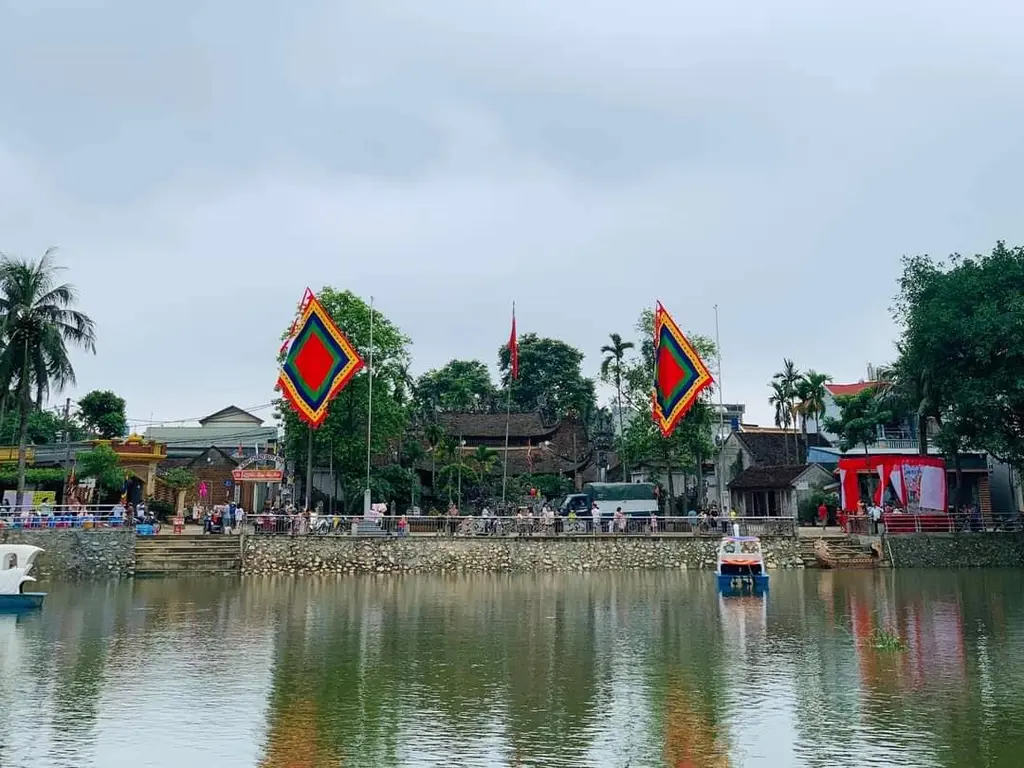 Cảnh quan bên ngoài di tích Đình Trúc Động nhìn từ xa