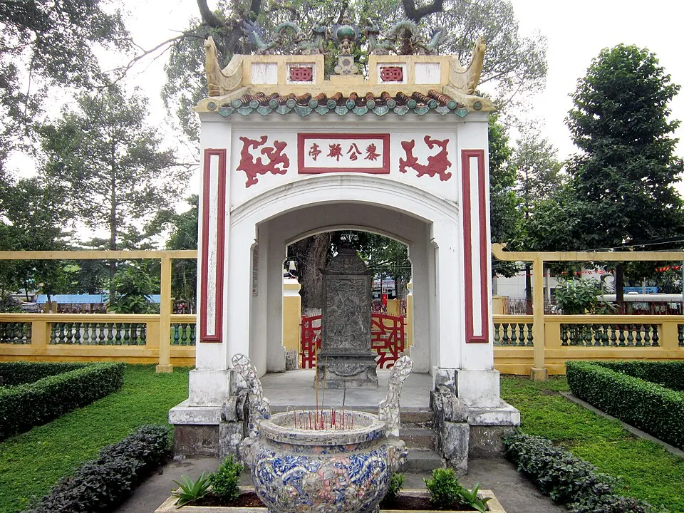 Nhà bia trong khuôn viên Lăng Lê Văn Duyệt