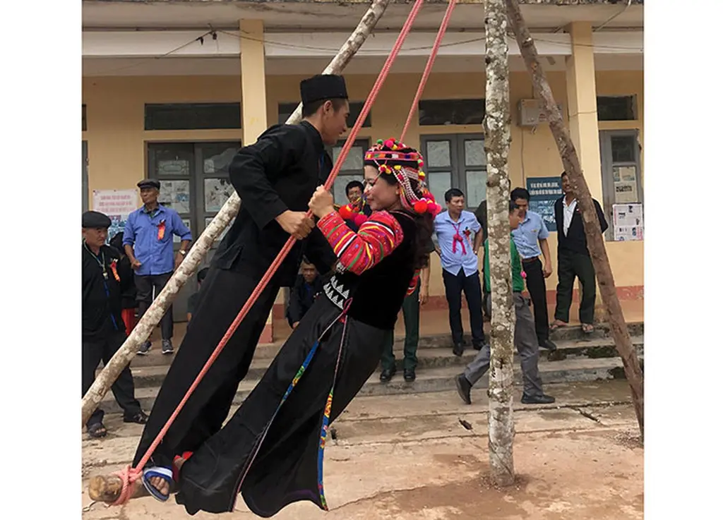 Chơi đánh đu trong Lễ Gà Ma Thu