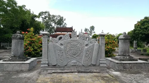 Đôi cột đá tại Lăng quận công Bùi Đăng Châu