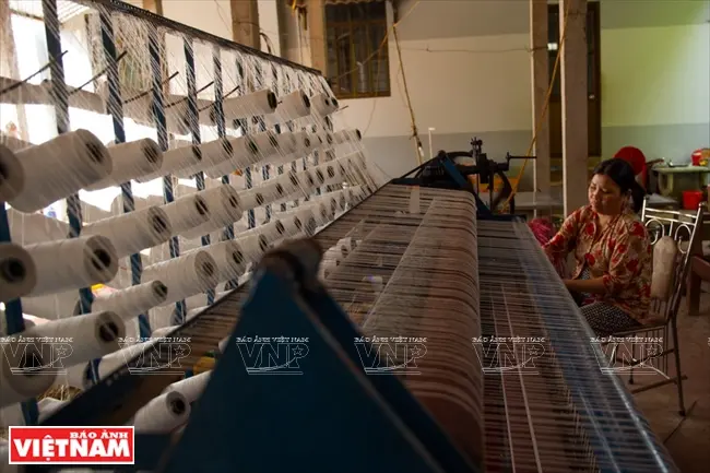 Công đoạn dệt chiếu bằng máy.