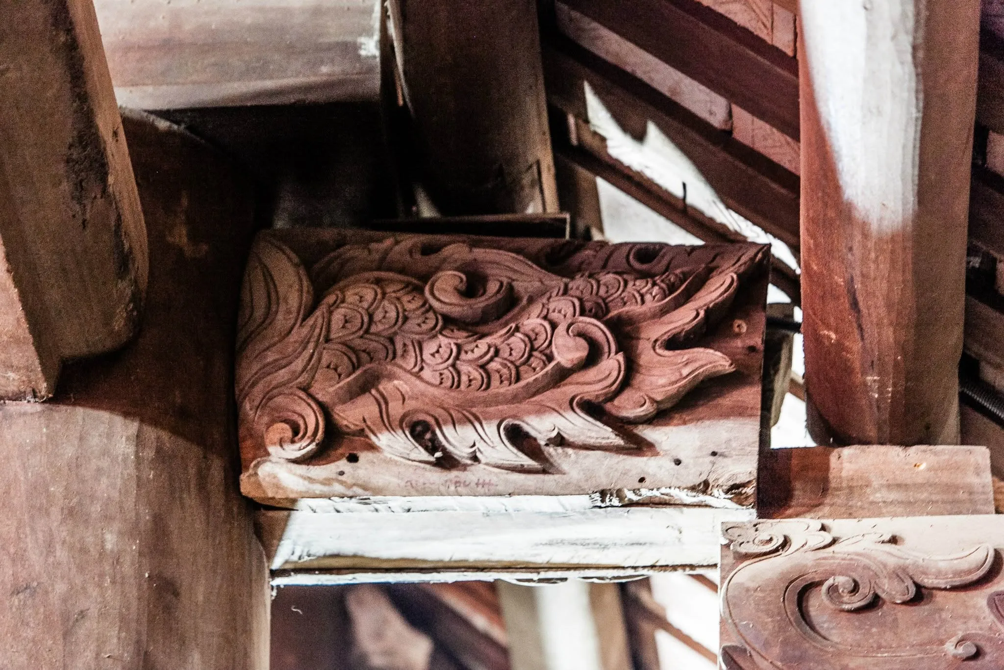 Điêu khắc gỗ trong đình Tường Phiêu