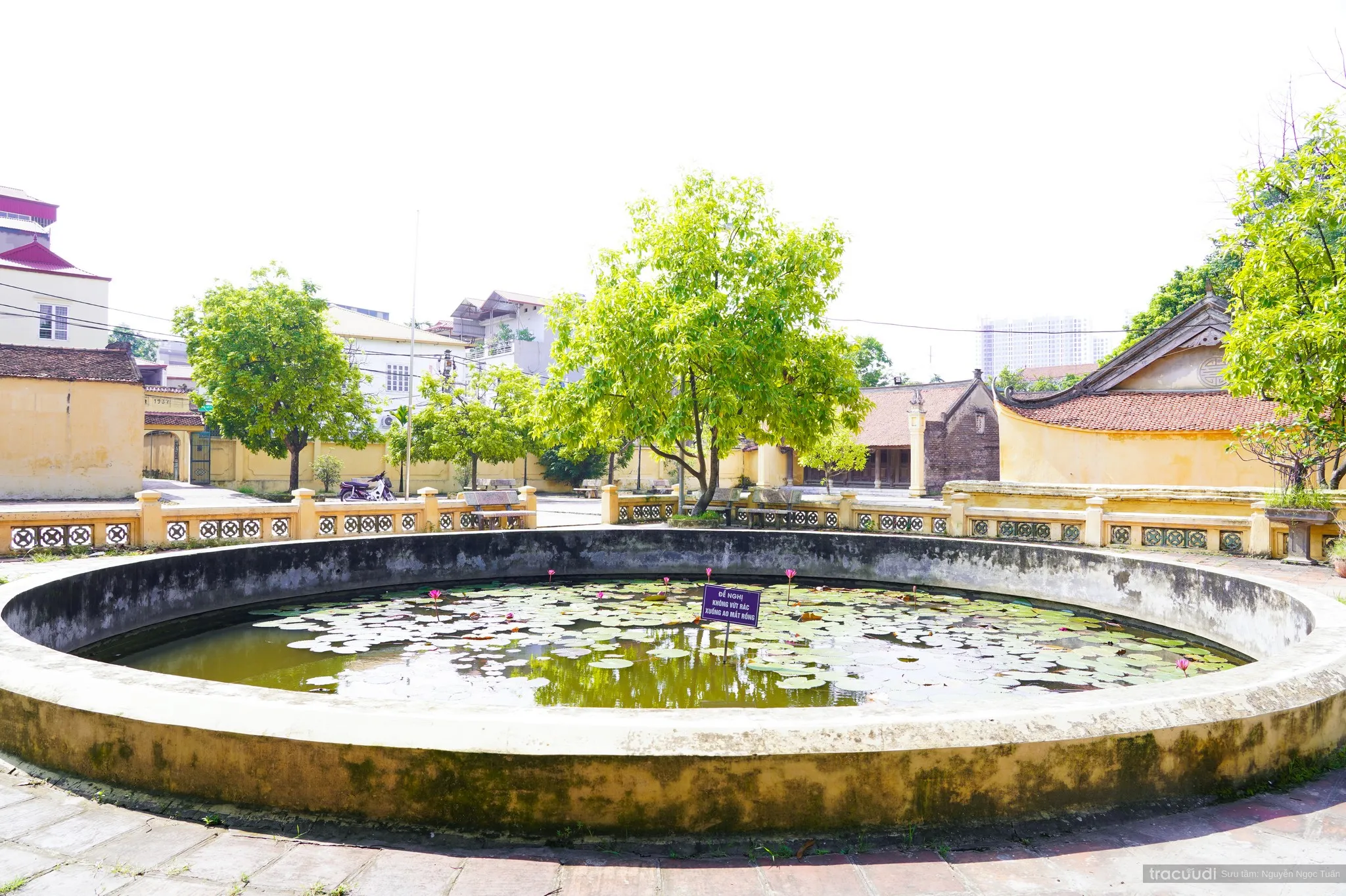 Giếng trong khuôn viên di tích Đình Đông Ngạc