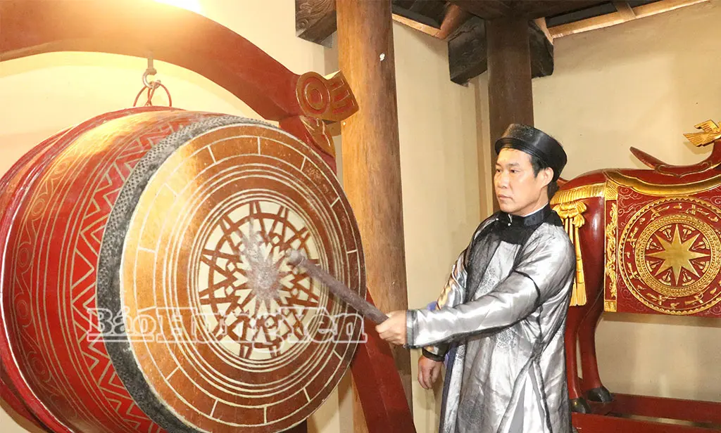 Nghi thức đánh trống khai hội tại Lễ hội đền Lạc Long Quân