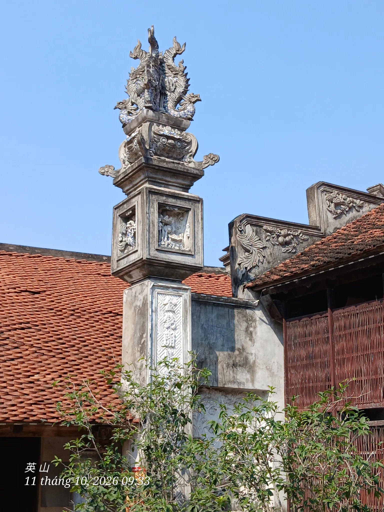 Trụ biểu bên phải chùa Ngọc Mạch