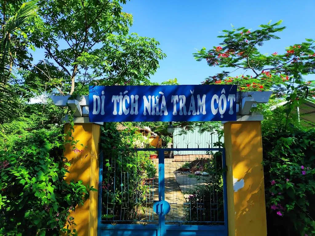 Cảnh quan di tích lịch sử văn hóa Nhà Trăm Cột