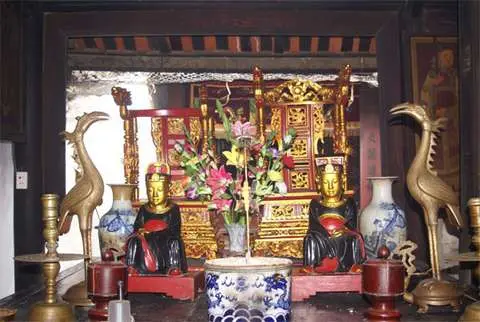 Ban thờ bên trong Đền Lộng Khê