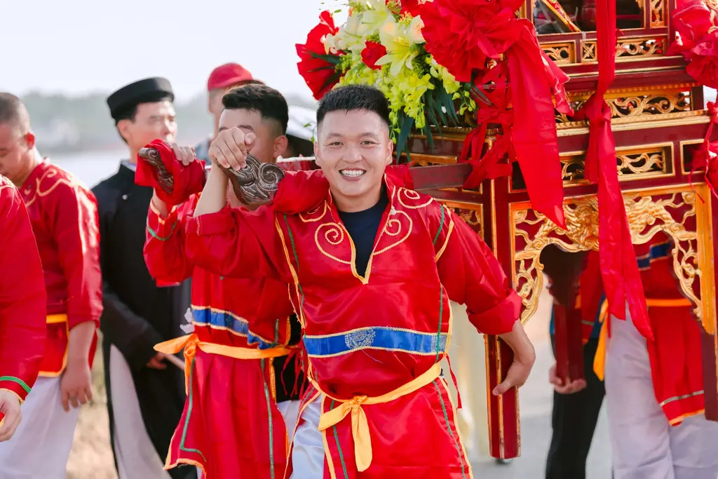 Đội kiệu trong lễ hội Chùa Vị Khê