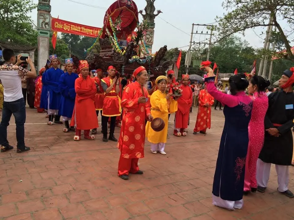 Đoàn rước kiệu Đức Ông về tới trước sân đình trong hội đình Bằng Tạ