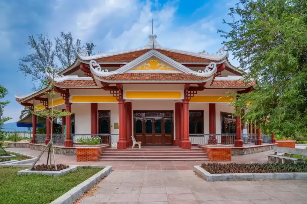 Cảnh quan Đền thờ Tây Sơn Tam Kiệt
