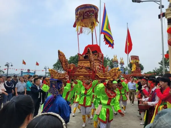 Lễ rước kiệu tại Hội làng Đại Phẩm