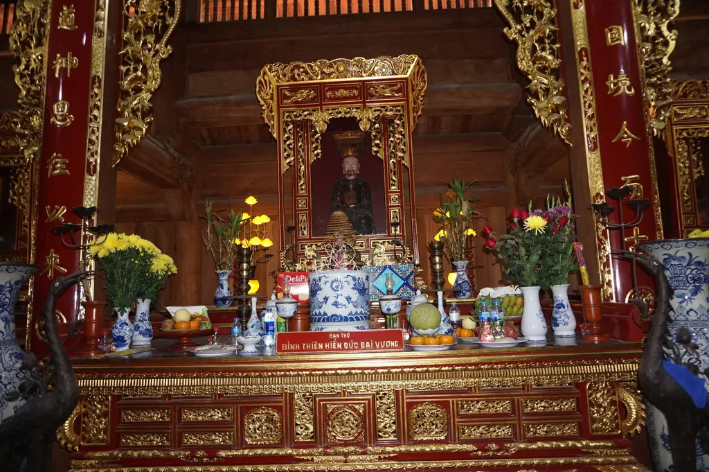 Ban thờ Bình Thiên Hiền Đức Đại Vương tại Đền Đậu