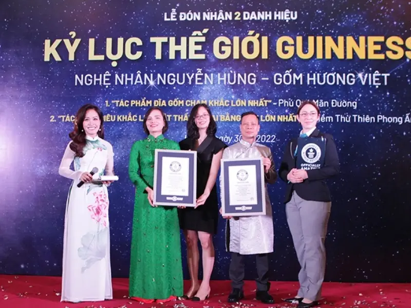 Nghệ nhân Nguyễn Hùng nhận danh hiệu kỷ lục thế giới Guinness trao tặng (thứ 2 bên phải qua)