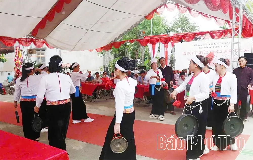 Thực hiện nghi thức đánh cồng chiêng tại Lễ hội đền Nhà Bà