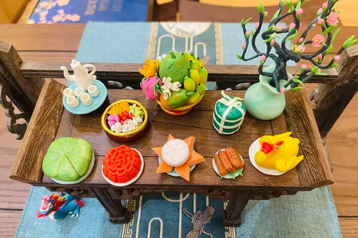 Bộ sản phẩm tò he của nghệ nhân Đặng Văn Hậu được ra mắt dịp tết Nguyên đán tái hiện mâm cỗ Tết miền Bắc truyền thống