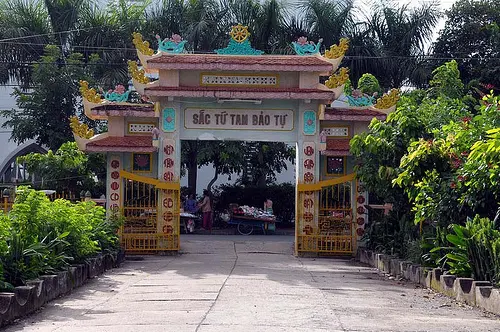 Cổng Chùa Tam Bảo