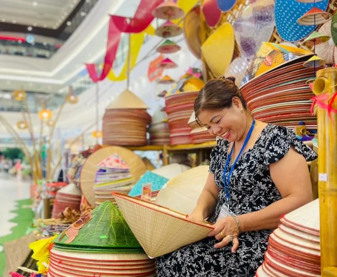Nghệ nhân Tạ Thu Hương thực hiện các công đoạn làm nón lá