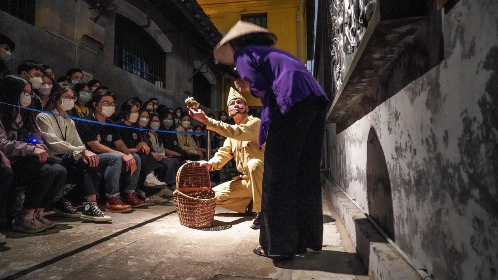 Chương trình tour đêm “Đêm Thiêng Liêng” tại Nhà tù Hỏa Lò