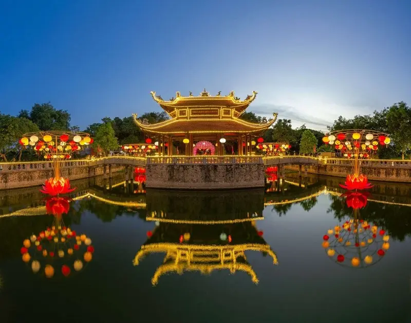 Khung cảnh Đền Lảnh Giang khi lên đèn
