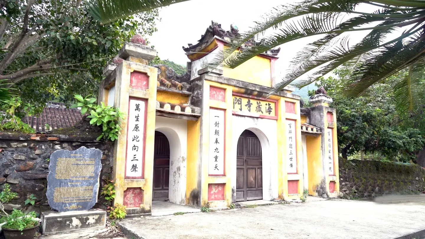 Cổng tam quan chùa Hải Tạng
