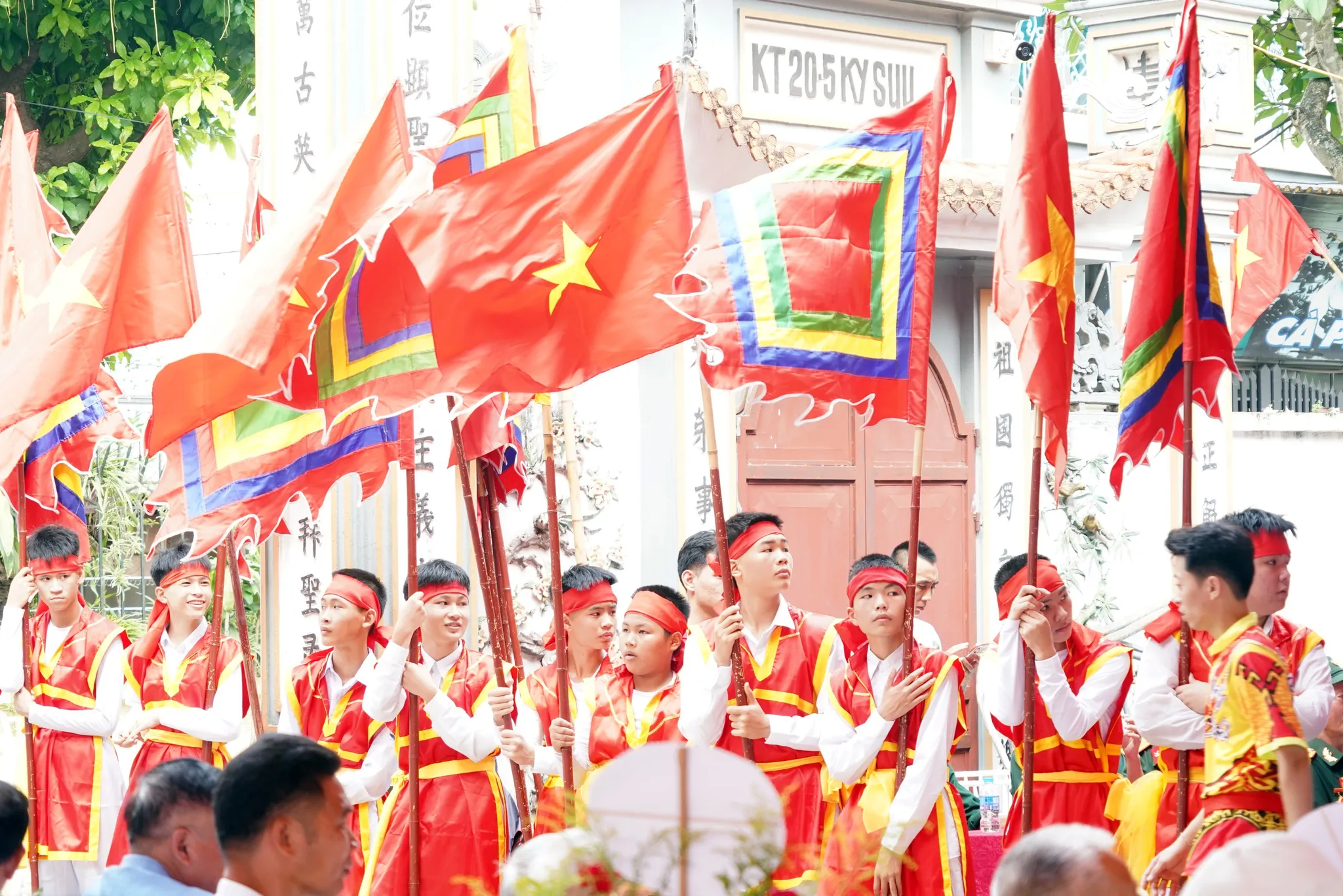 Đoàn cờ tổ quốc và cờ hội trong Hội làng Giang Chính