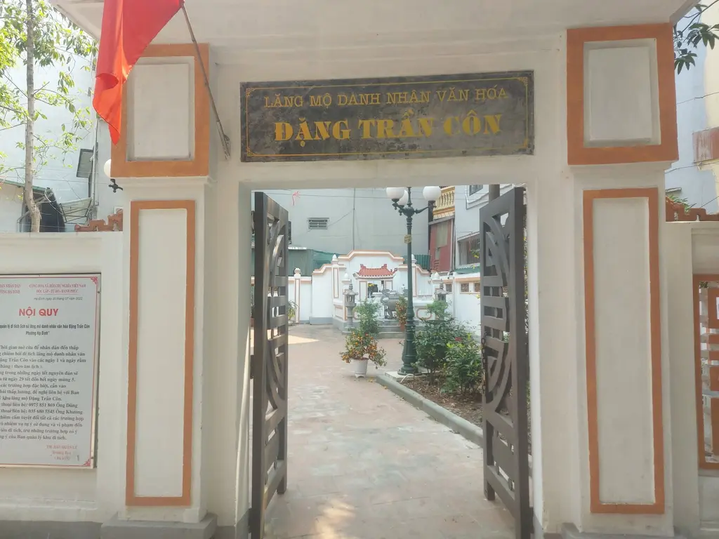Cổng vào Mộ danh nhân Đặng Trần Côn