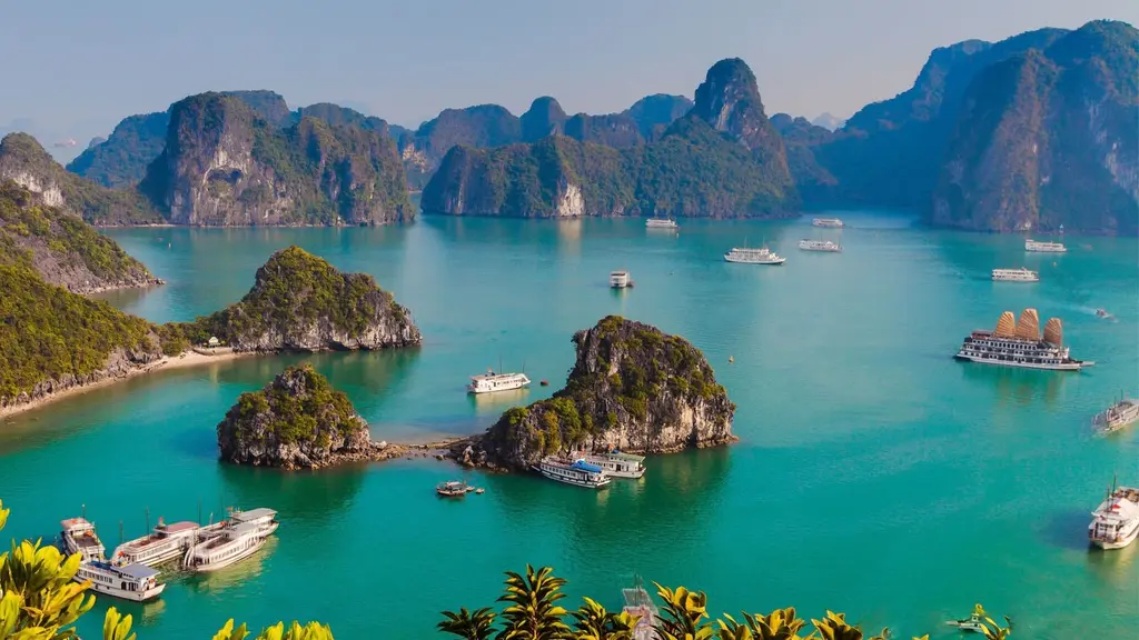 Cảnh quan Vịnh Hạ Long nhìn từ trên cao