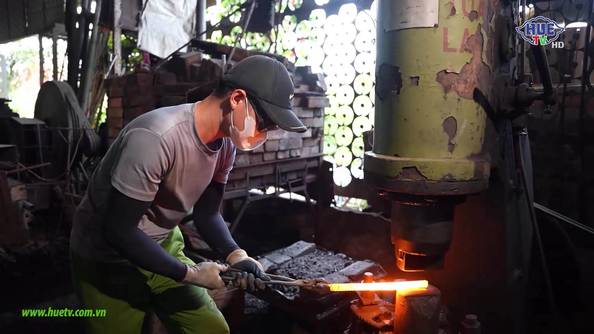 Công đoạn nung sắt nghề rèn Cầu Vực