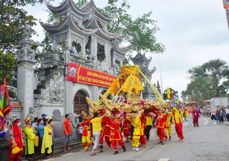Kiệu rước tại Hội đền Tiên La