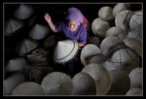 Công đoạn khâu nón