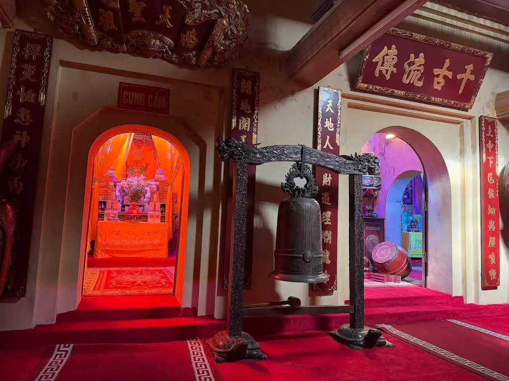 Cảnh quan bên trong di tích Đền Trung
