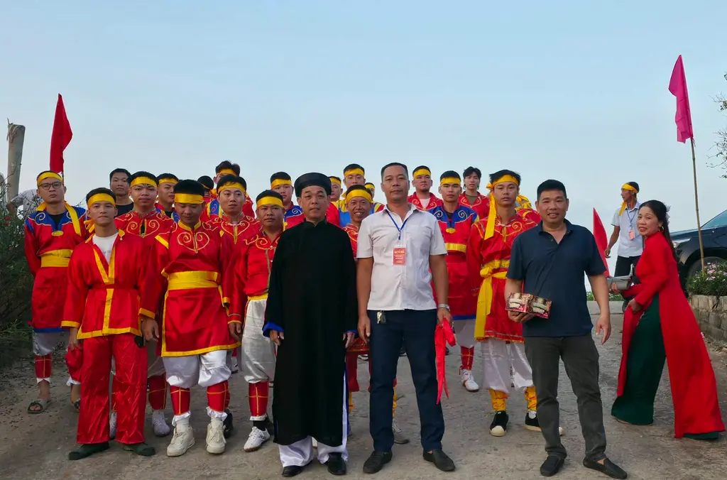 Đội rước kiệu chụp hình lưu niệm trong lễ hội Chùa Vị Khê