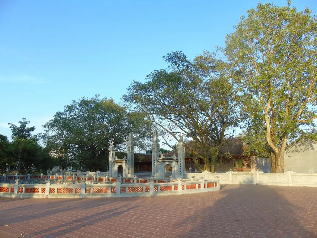 Quang cảnh bên ngoài Đền Quát
