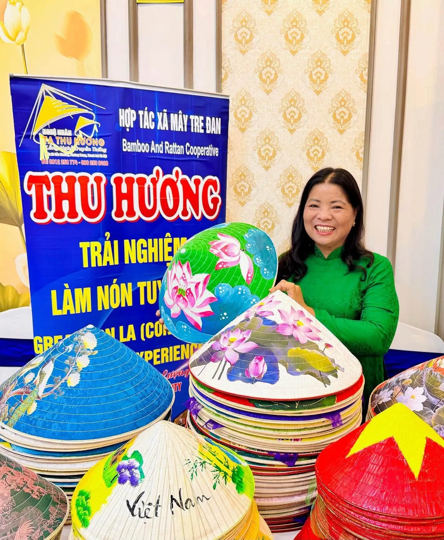 Nghệ nhân Tạ Thu Hương rạng rỡ bên sản phẩm nón lá của mình