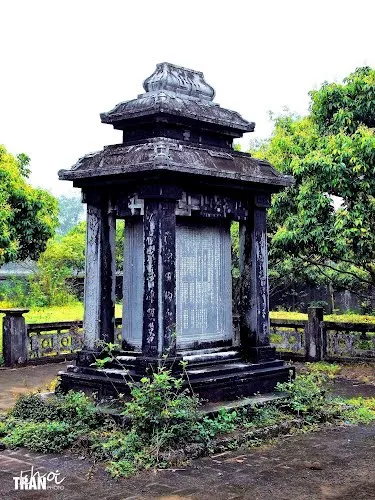 Bia ghi công trạng trong Lăng Dinh Hương