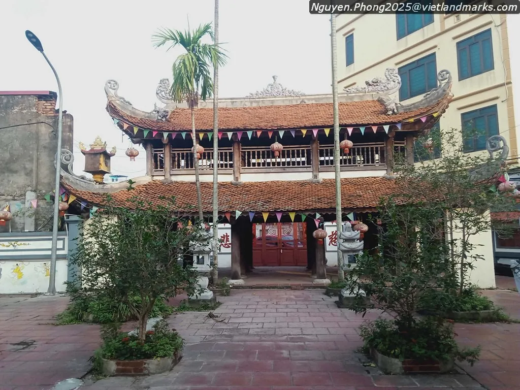 Cổng Quán Linh Tiên chụp từ bên trong