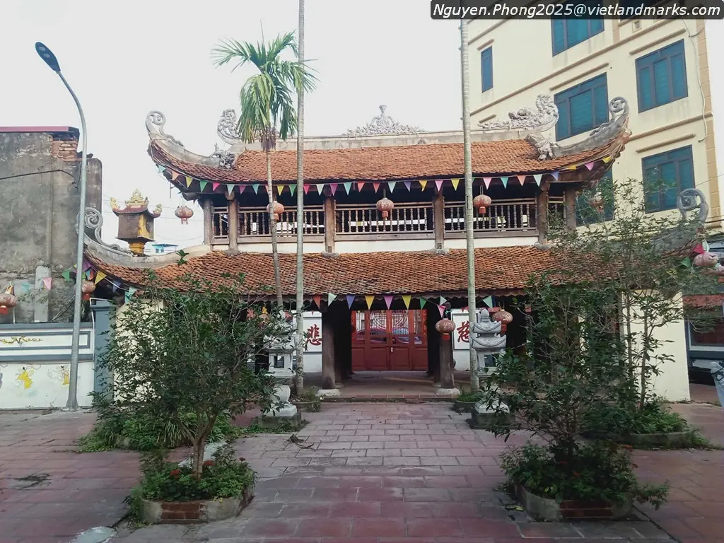 Cổng Quán Linh Tiên chụp từ bên trong