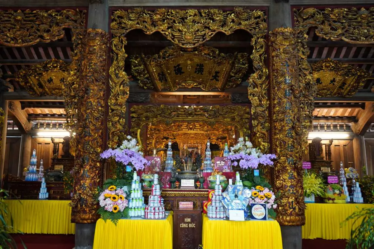 Ban thờ bên trong Cụm di tích liên quan đến nhà Mạc ở Kinh Dương