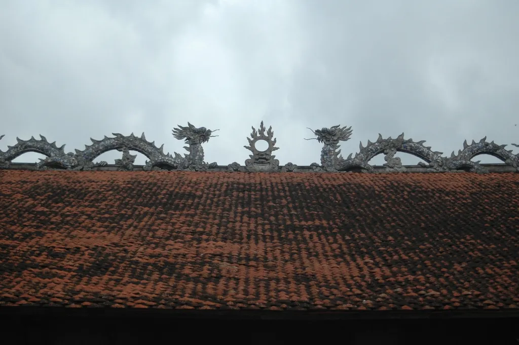 "Lưỡng long chầu nguyệt" trên mái Đình Kiền Bái