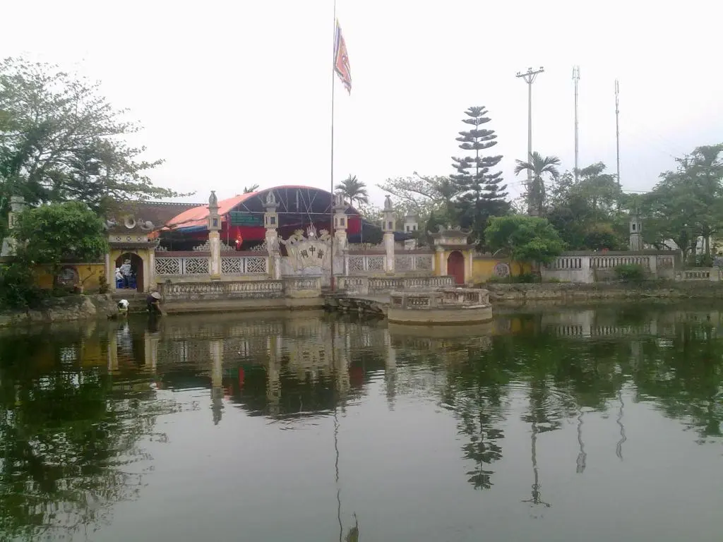 Quang cảnh bên ngoài Đền Lộng Khê
