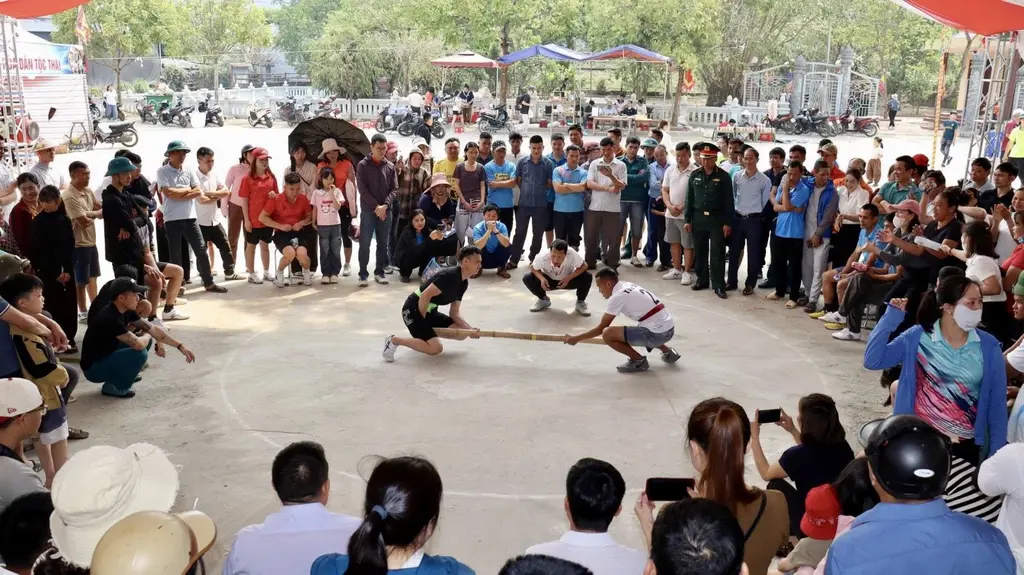 Trò chơi đẩy gậy tại Lễ hội Nàng Han