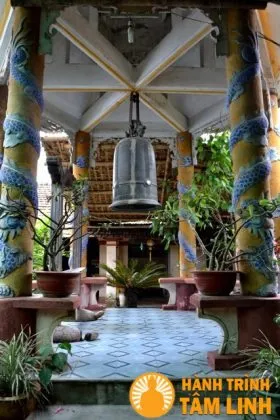 Chuông cổ Chùa Cần Linh