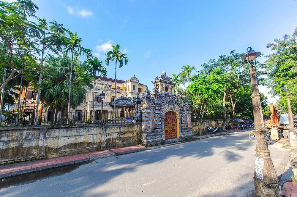 Quang cảnh bên ngoài Cung An Định